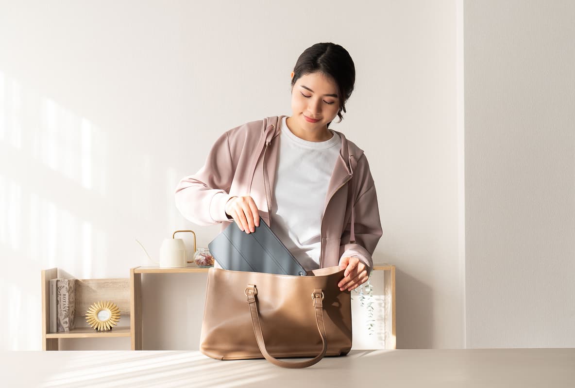コンパクト設計のおかげで小さなカバンでも簡単に持ち運び