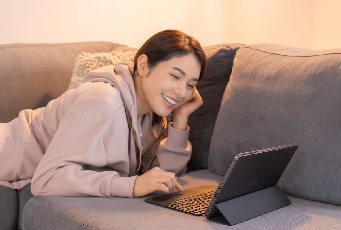 高精細ながらコンパクトサイズで、どんな場所でも映像視聴を楽しめる