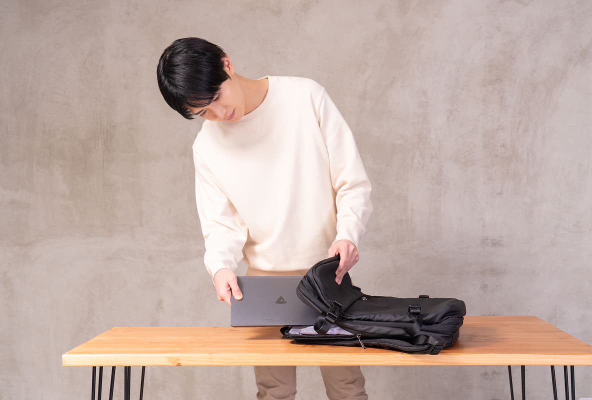 コンパクト設計のおかげで小さなカバンでも簡単に持ち運び