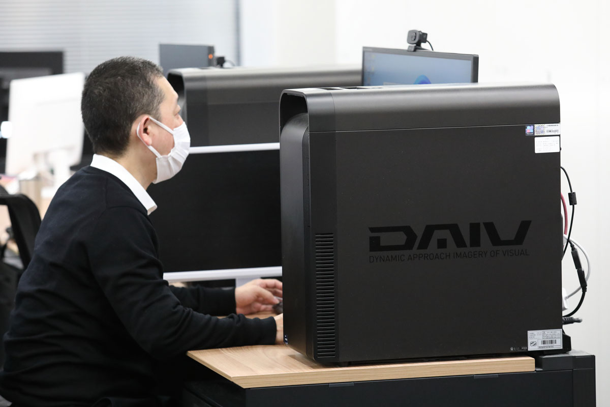 オフィスにはワークステーション型「DAIV FW-X3N04」がずらりと並ぶ