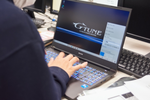 現代のものづくりに欠かせないパソコンを学生1人に1台導入。選んだのは、マウスコンピューターの「G-TuneP5」