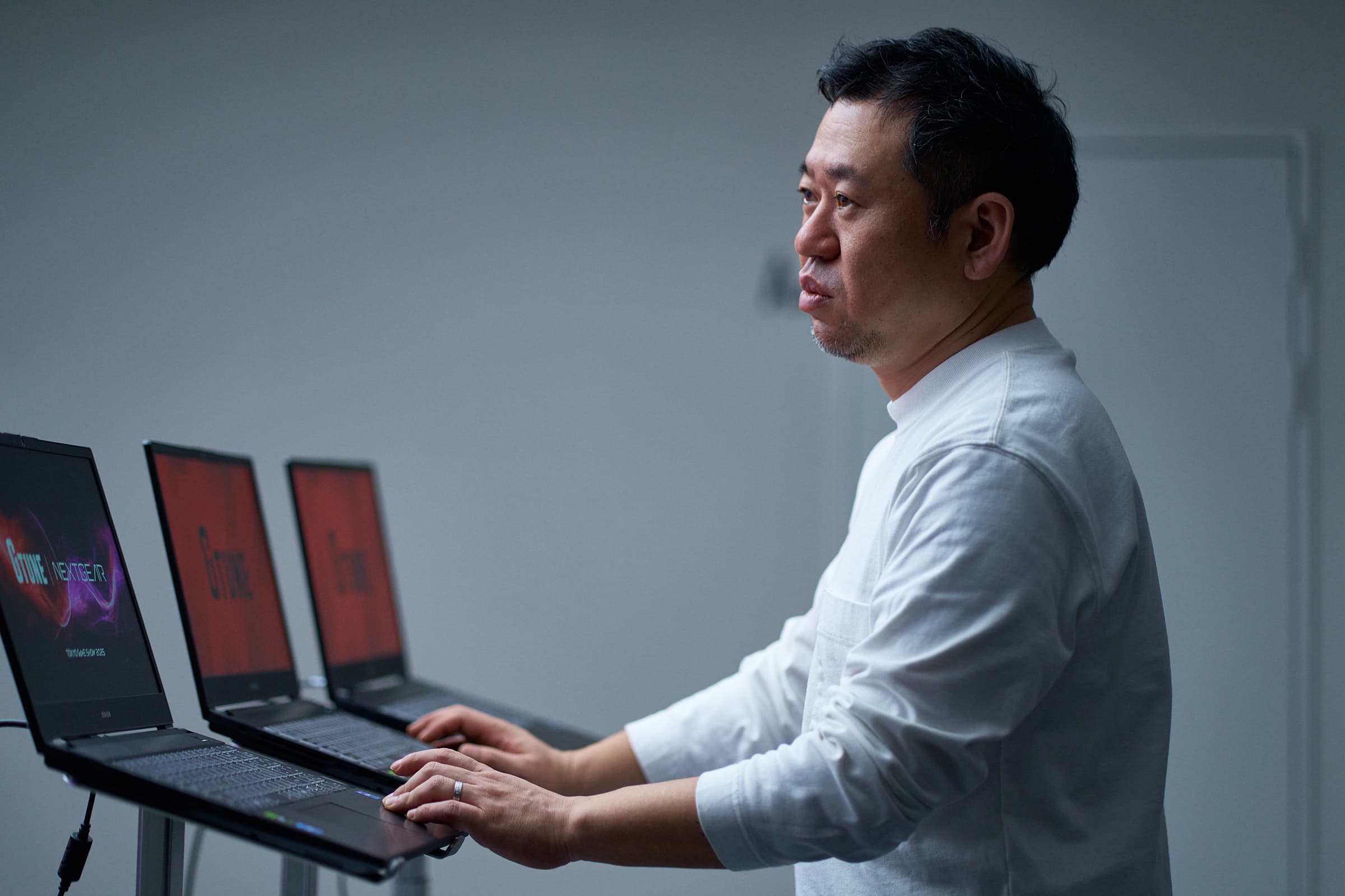 PCを操作している様子