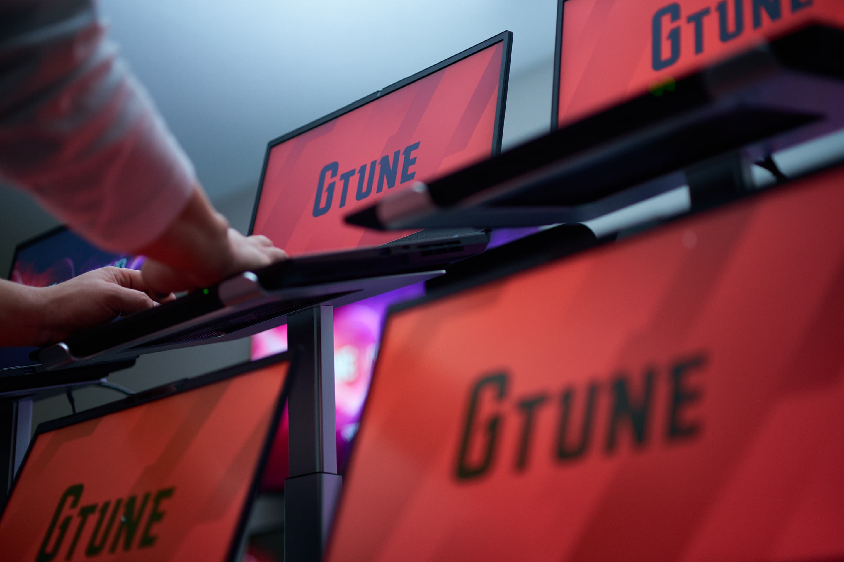 PCを操作している様子