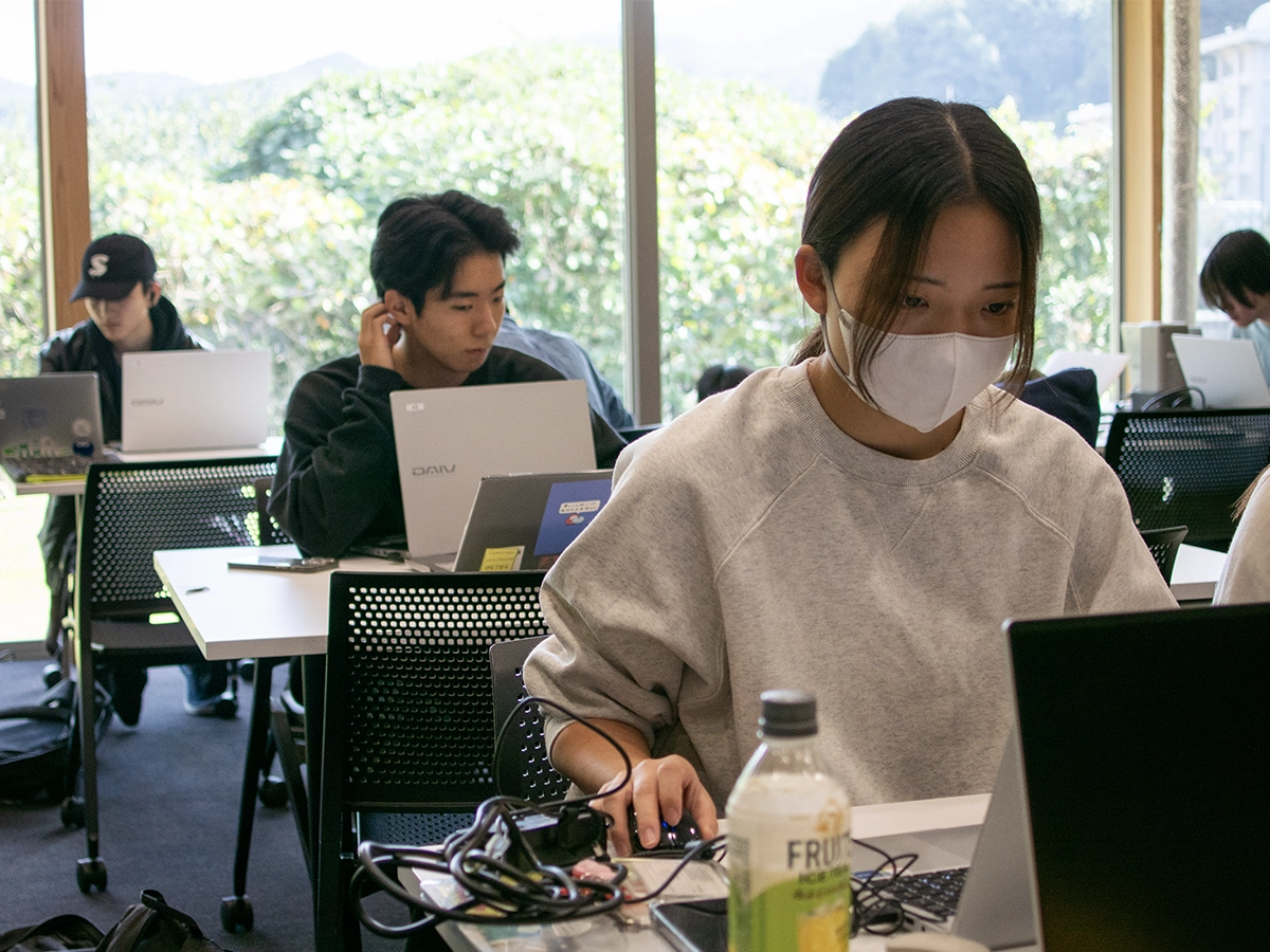 学生たちが田植えをする様子