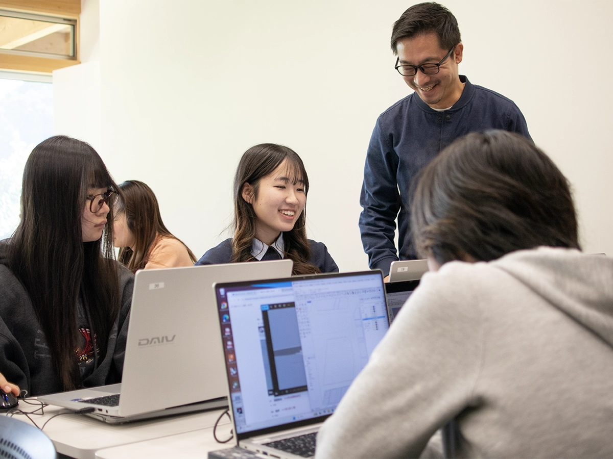 生徒たちがDAIV PCを使用している様子