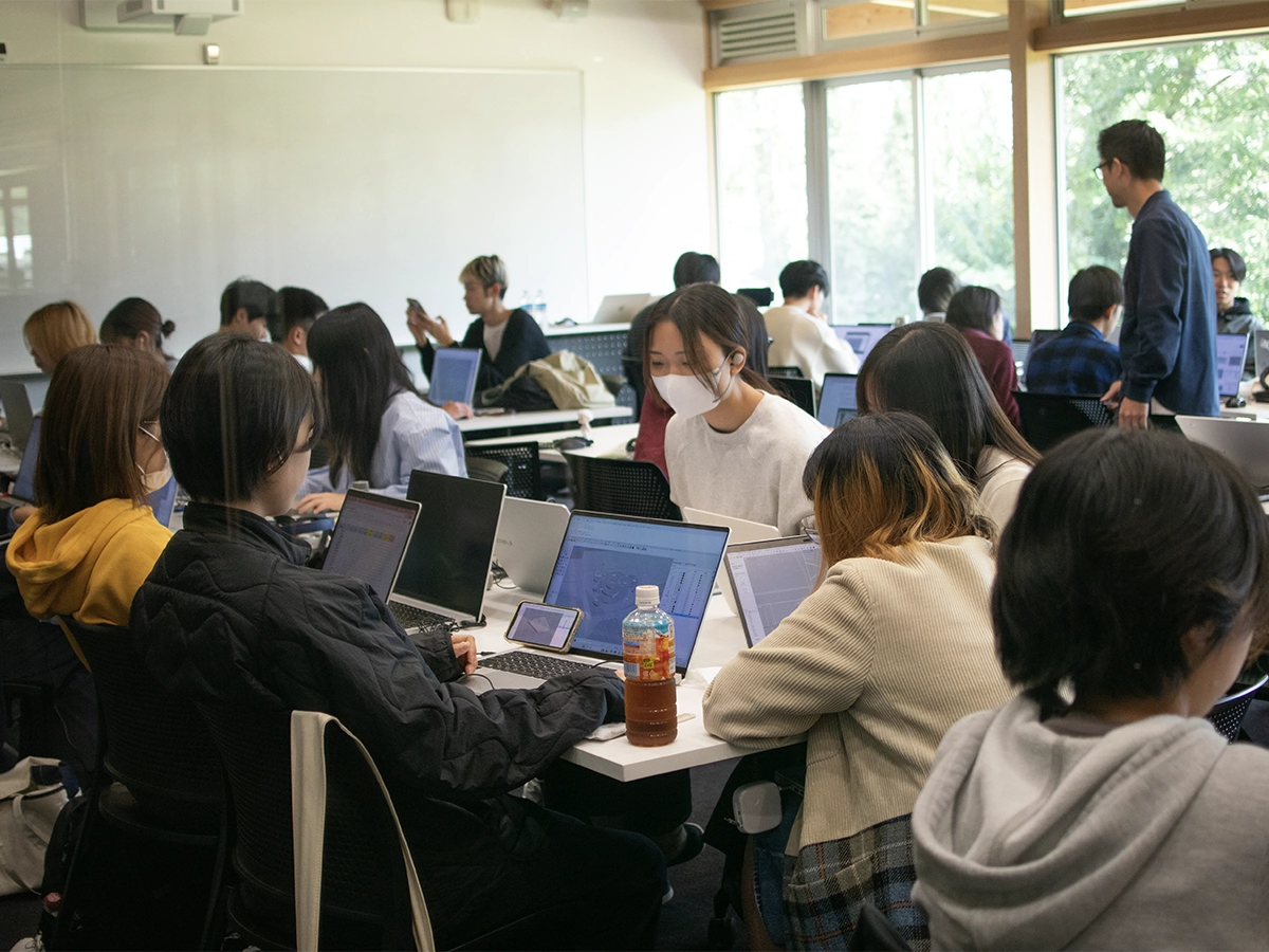 生徒たちがDAIV PCを使用している様子