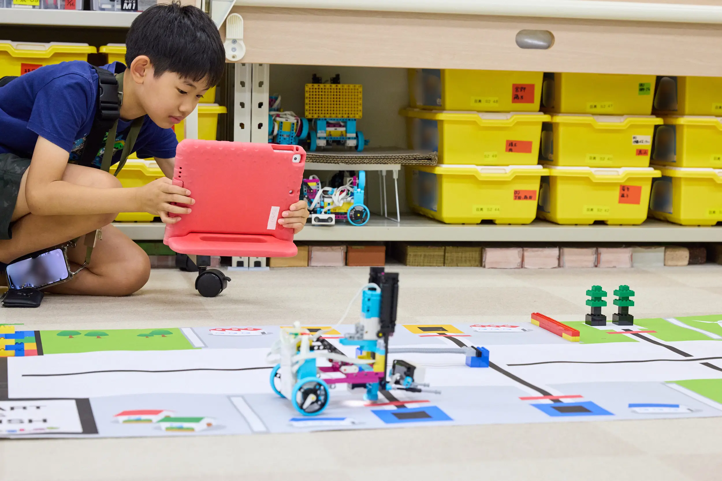 ロボットを動かしている生徒