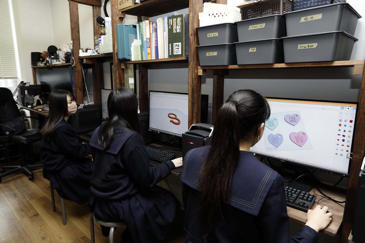 ICT Lab.に導入されたマウスコンピューターの「G-Tune HL-B」を使って３Dモデリングを行う高校1年生の遠藤雛乃さん（右）、村瀬美音さん（中央）、吉田安那さん（左）