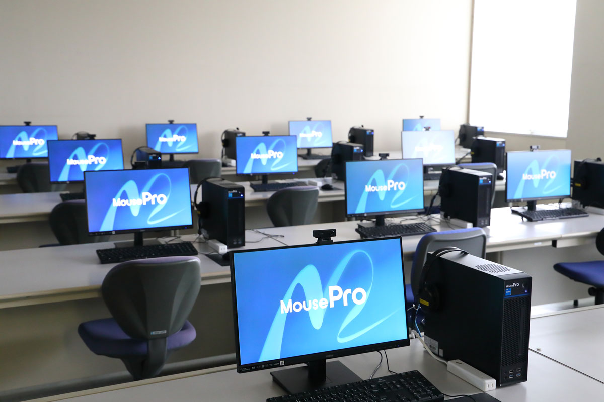 PC教室に並ぶMouseProのスリム型デスクトップPCとiiyamaの21.5型液晶モニター