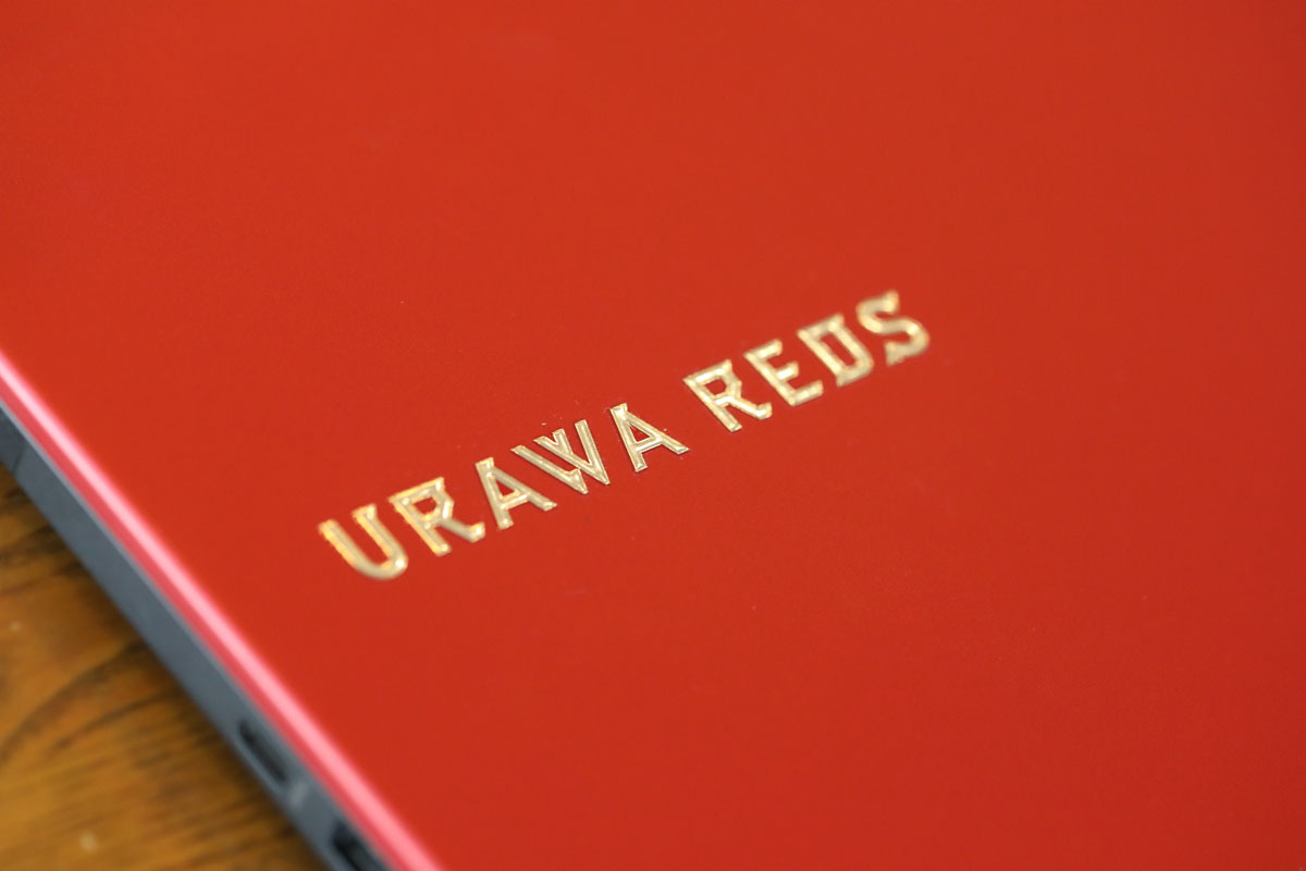 本体に入った「URAWA REDS」ロゴと赤い「R」「E」「D」「S」のキー