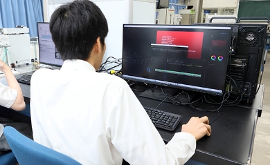 学生が高性能PCを使っている写真