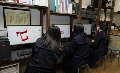 学生が高性能PCを使っている写真