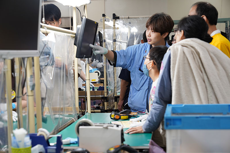 パソコン組み立てのようす