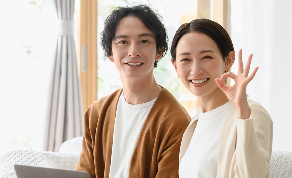 笑顔の男女の写真