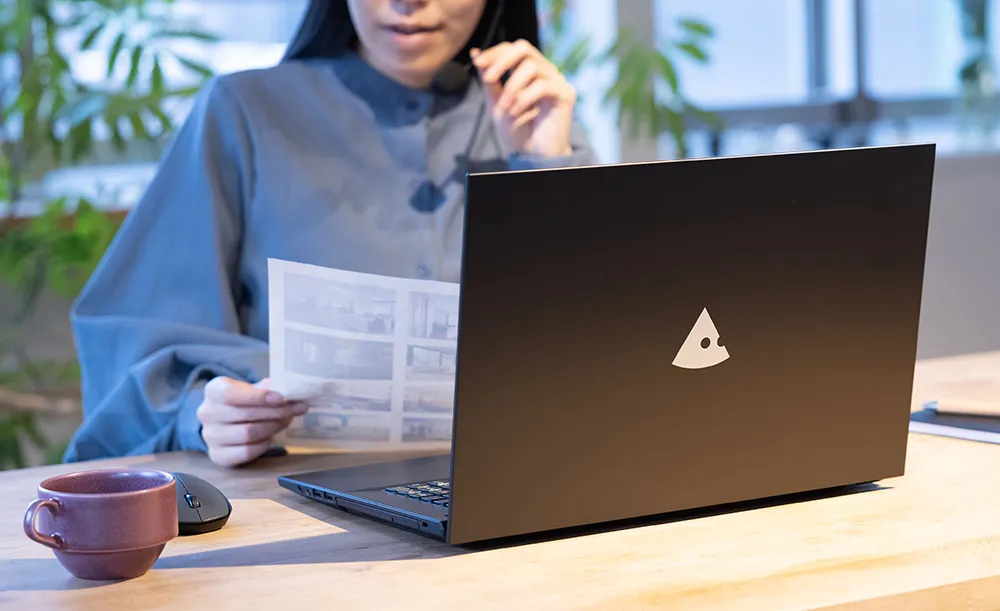 ノートパソコンを使用する女性