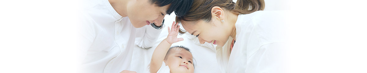 男女と赤ちゃんの写真