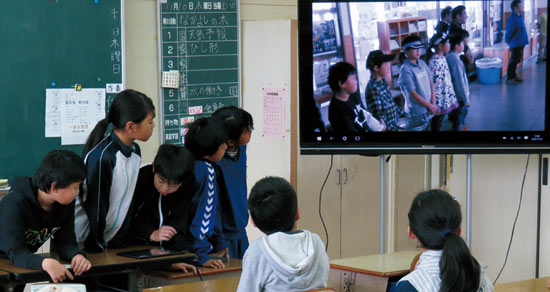 飯山市立木島小学校へタブレットパソコン寄贈