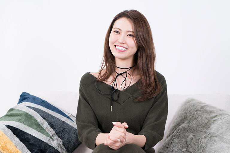 インタビューを受ける清水愛美さんの写真