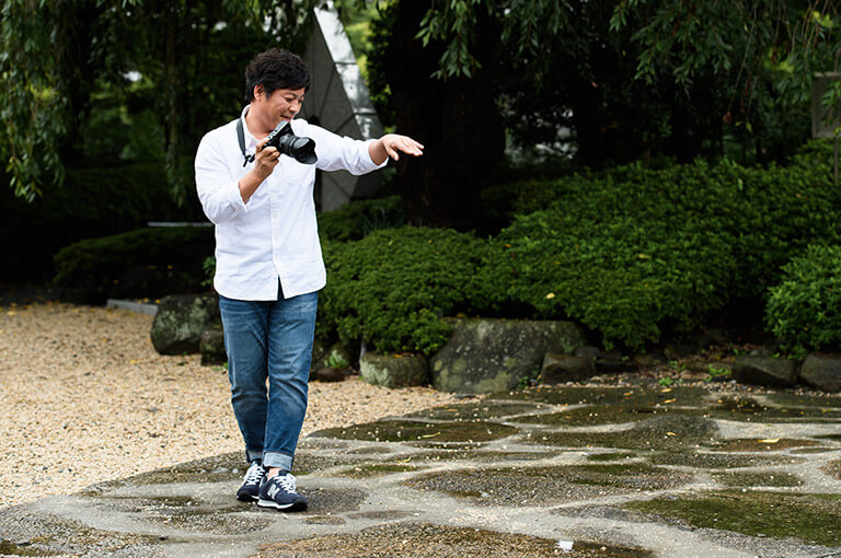 カメラと共に写る楽しそうな高橋伸哉さんの写真