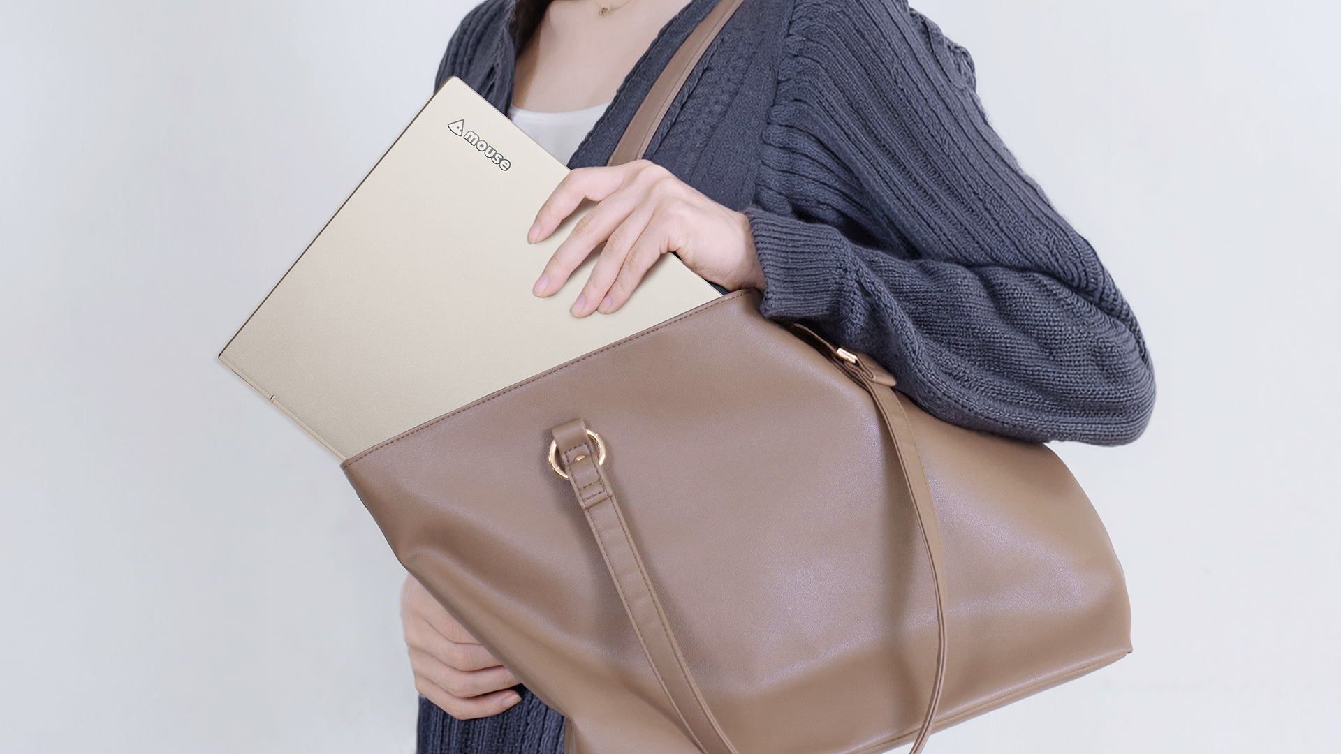 持ち運びやすさを重視した本体 