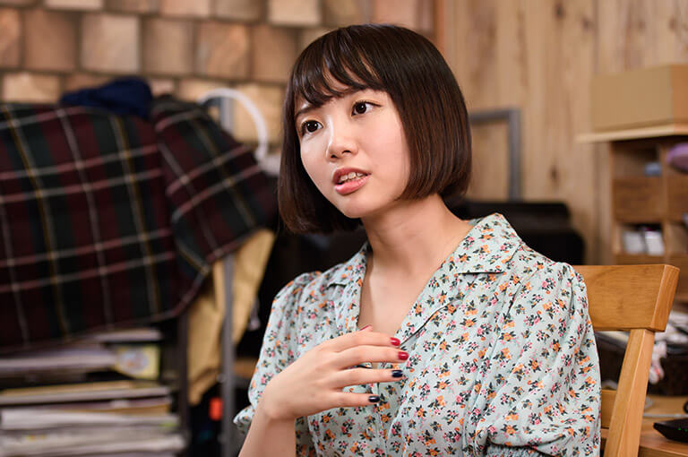 インタビューを受ける山科ティナさんの写真